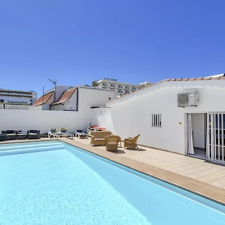 Con Piscina Privada بيت للعطل